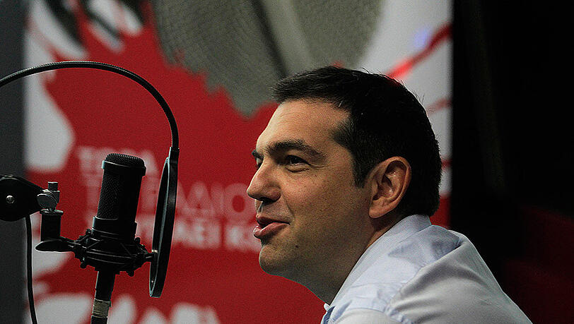 Im parteieigenen Radiosender "Sto Kokkino" dachte Alexis Tsipras laut über vorgezogene Neuwahlen nach. Im parteieigenen Radiosender "Sto Kokkino" dachte Alexis Tsipras laut über vorgezogene Neuwahlen nach.