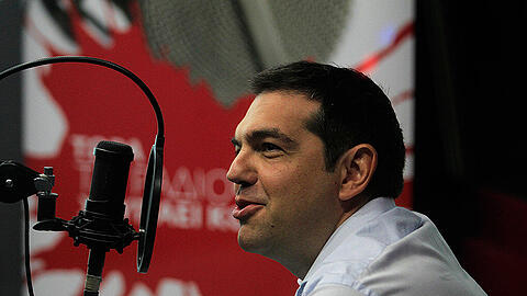 Im parteieigenen Radiosender "Sto Kokkino" dachte Alexis Tsipras laut über vorgezogene Neuwahlen nach.