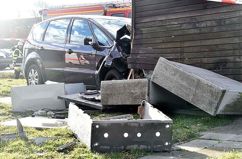 Bilder vom Unfall auf der A9: An der Ausfahrt Fröttmanning raste ein Mann mit seinem Wagen in ein Technikgebäude, welches für das Verkehrsleitsystem auf der Autobahn zuständig ist.