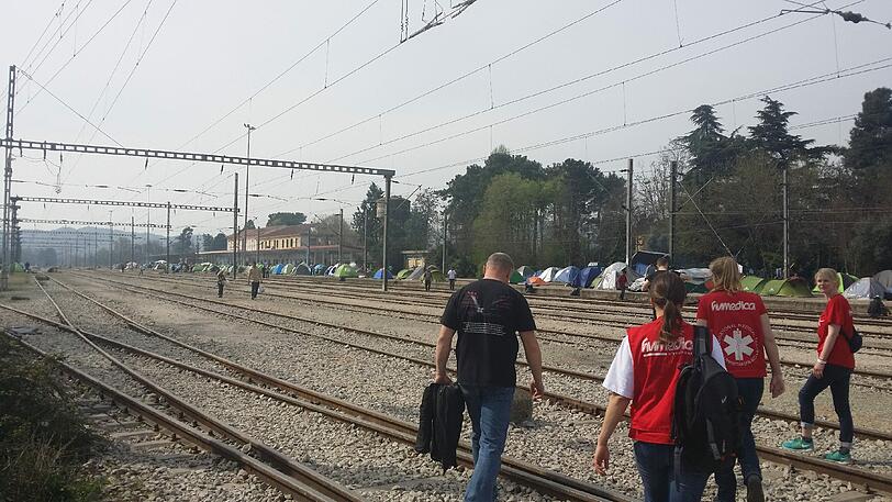 Das "humedica"-Team auf dem Weg zur Arbeit ins Camp.