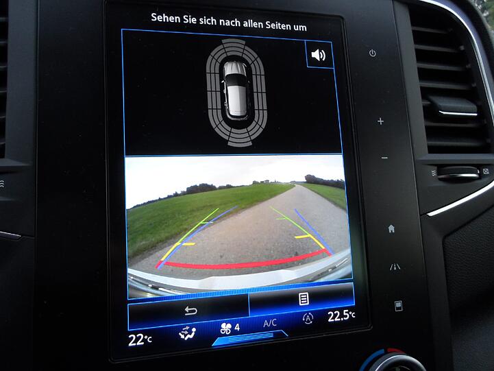 Gute Sicht nach hinten - und bei Bedarf auch rund ums Auto liefert die 360 Grad-Einparkhilfe.