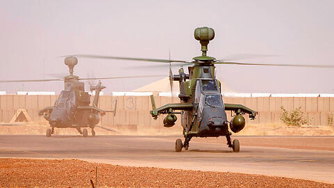 Zwei Kampfhubschrauber des Typs Tiger in Mali.