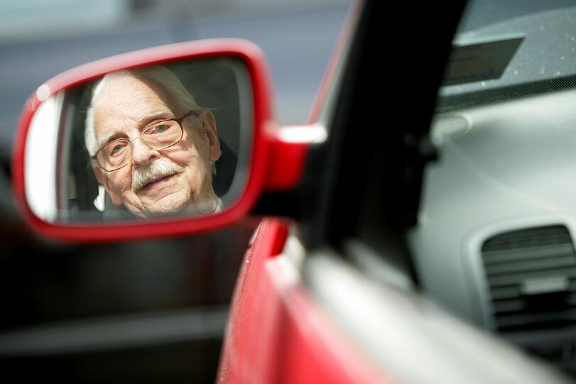 Im Alter lassen Hören, Sehen und Beweglichkeit nach. Aber sollten Senioren deshalb besser aufs Autofahren verzichten?