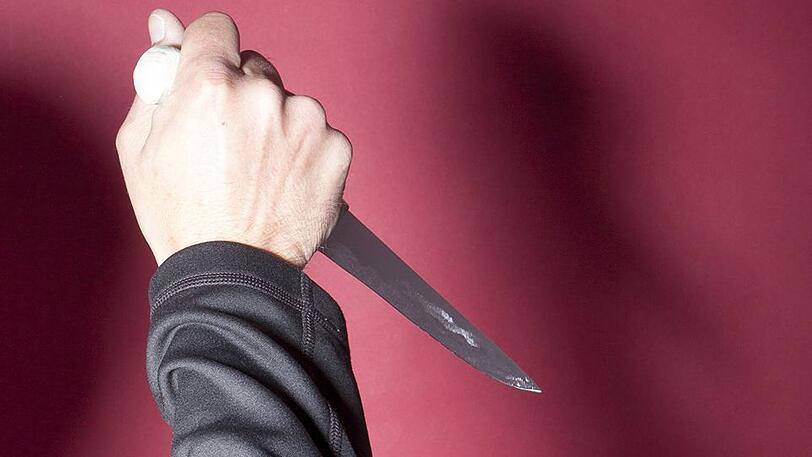 DEr 24-Jährige konnte dem Messer ausweichen, er erlitt nur eine oberflächliche Verletzung.