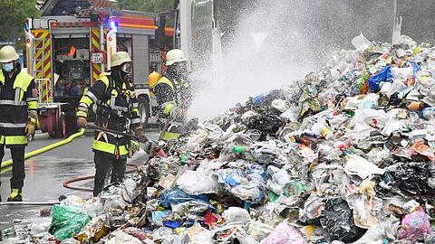 Die Flammen breiteten sich im Ladegut so rasch aus, dass es der Feuerwehr nicht mehr gelang, den Brand von außen über den Ladetrichter unter Kontrolle zu bringen.