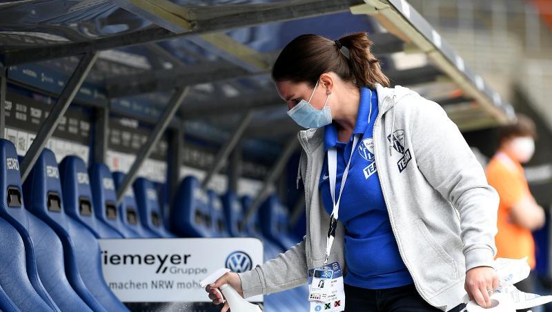 Vor Spielbeginn wurden in Bochum die Spielerbänke desinfiziert. Vor Spielbeginn wurden in Bochum die Spielerbänke desinfiziert.