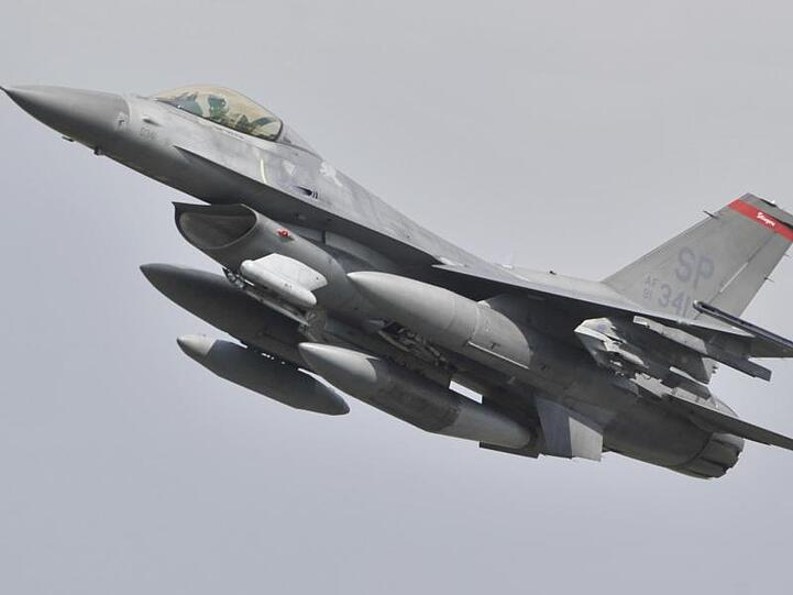 Ein US-Kampflugzeug vom Typ F-16 Falcon startet auf der Airbase Spangdahlem.