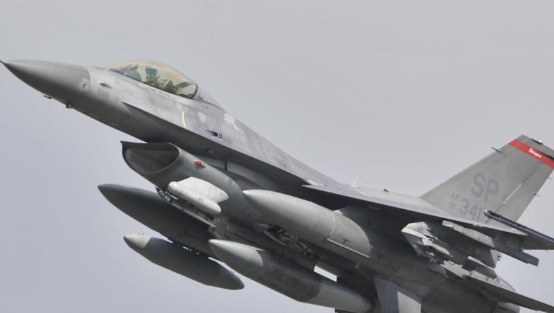Ein US-Kampflugzeug vom Typ F-16 Falcon startet auf der Airbase Spangdahlem. Ein US-Kampflugzeug vom Typ F-16 Falcon startet auf der Airbase Spangdahlem.