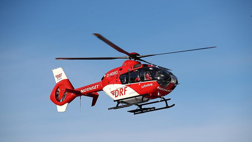 Für einen der beiden Fahrer kommt jede Hilfe zu spät. Der andere wird schwer verletzt in ein Krankenhaus geflogen. (Symbolbild)