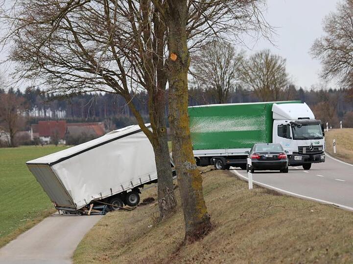Eine Strumböe hatte dieses Lkw-Gespann bei Ehingen (Baden-Württemberg) von der Straße gedrückt.