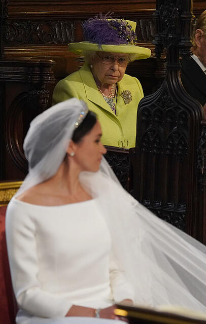 Vorahnung? Die Queen schaut kritisch zu Meghan bei deren Hochzeit im Mai 2018 herüber. Vorahnung? Die Queen schaut kritisch zu Meghan bei deren Hochzeit im Mai 2018 herüber.