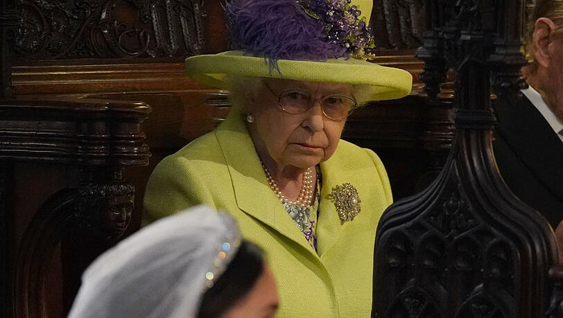 Vorahnung? Die Queen schaut kritisch zu Meghan bei deren Hochzeit im Mai 2018 herüber. Vorahnung? Die Queen schaut kritisch zu Meghan bei deren Hochzeit im Mai 2018 herüber.