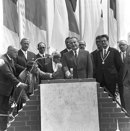 Grundsteinlegung 1969. Mitte: Willi Daume, rechts: Hans-Jochen Vogel.