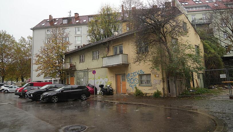 Steht schon ewig leer: Das kleine Haus an der Gallmayerstraße 9 soll einem Neubau weichen, doch der BA hat große Bedenken.