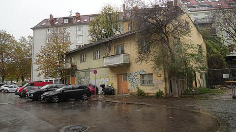 Steht schon ewig leer: Das kleine Haus an der Gallmayerstraße 9 soll einem Neubau weichen, doch der BA hat große Bedenken.