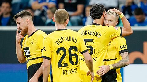 Dortmunds Marco Reus (r) brachte den BVB mit seinem Abpraller erneut in Front.
