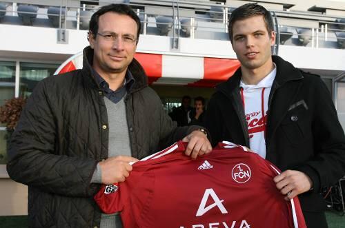 Bekam am Freitag sein neues Trikot von Manager Martin Bader verpasst:  Dennis Diekmeier (r. ) ist endlich beim Club angekommen.