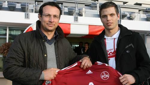 Bekam am Freitag sein neues Trikot von Manager Martin Bader verpasst: Dennis Diekmeier (r. ) ist endlich beim Club angekommen. Bekam am Freitag sein neues Trikot von Manager Martin Bader verpasst: Dennis Diekmeier (r. ) ist endlich beim Club angekommen.