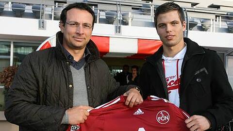 Bekam am Freitag sein neues Trikot von Manager Martin Bader verpasst:  Dennis Diekmeier (r. ) ist endlich beim Club angekommen.