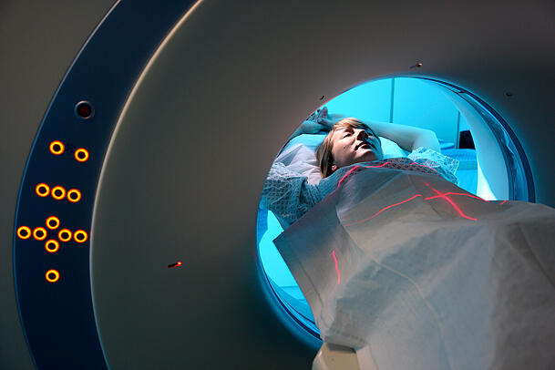 Eine Computertomographie erstellt mit Röntgenstrahlen detaillierte Querschnittsbilder des Körpers erstellt, um so innere Organe, Knochen, Gelenke und Gefäße darzustellen, wodurch sich Erkrankungen und Verletzungen diagnostizieren lassen. Im Fall von Helmut Müller wurde darauf verzichtet, weshalb fälschlicherweise seine Gallenblase entnommen wurde.