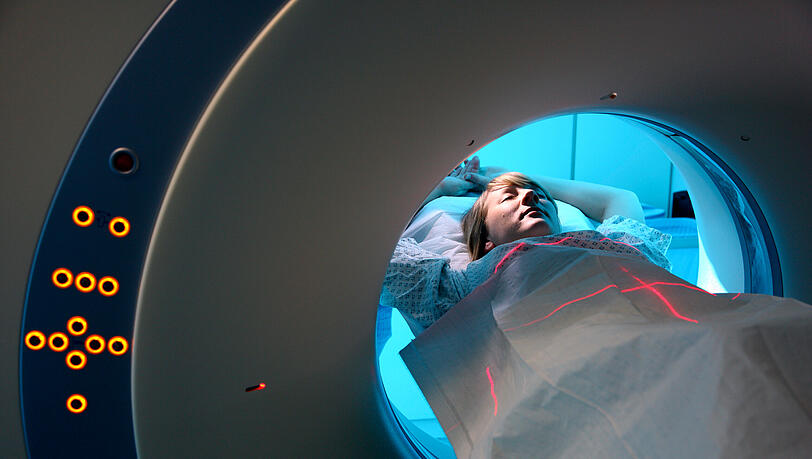 Eine Computertomographie erstellt mit Röntgenstrahlen detaillierte Querschnittsbilder des Körpers erstellt, um so innere Organe, Knochen, Gelenke und Gefäße darzustellen, wodurch sich Erkrankungen und Verletzungen diagnostizieren lassen. Im Fall von Helmut Müller wurde darauf verzichtet, weshalb fälschlicherweise seine Gallenblase entnommen wurde. Eine Computertomographie erstellt mit Röntgenstrahlen detaillierte Querschnittsbilder des Körpers erstellt, um so innere Organe, Knochen, Gelenke und Gefäße darzustellen, wodurch sich Erkrankungen und Verletzungen diagnostizieren lassen. Im Fall von Helmut Müller wurde darauf verzichtet, weshalb fälschlicherweise seine Gallenblase entnommen wurde.