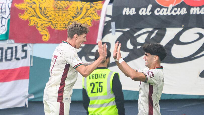 Erst nach Jakics Tor war für Augsburg in Cottbus der Sieg perfekt. Erst nach Jakics Tor war für Augsburg in Cottbus der Sieg perfekt.