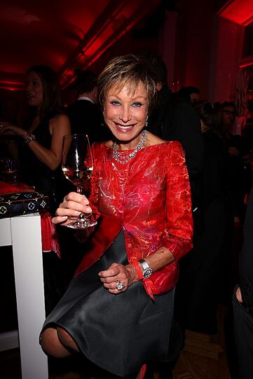 Prost! Dr. Antje Katrin Kühnemann, Ärztin und Fernsehmoderatorin, auf der Charity-Gala "Mon Chéri Barbara-Tag" im Schloss Nymphenburg.