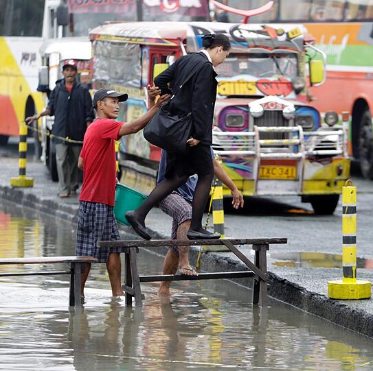 Taifun &bdquo;Nari&ldquo; auf den Philippinen schwere Schäden hinterlassen. Die Bilder.