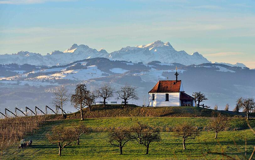 Morgenstimmung mit Blick über die Antoniuskapelle im Wasserburger Hinterland hinüber auf die schneebedeckten Berge im Appenzeller Land.