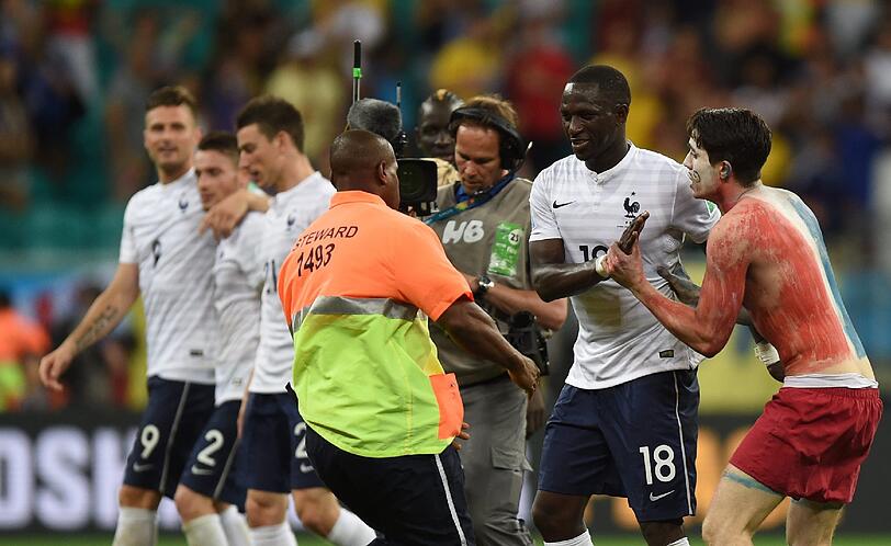 Der nächste Profi ist Moussa Sissoko. Auch er reagiert eher verhalten auf die Annäherungen des verrückten Flitzers.