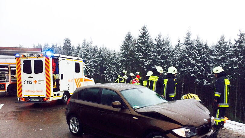 Bei dem schweren Reisebus-Unfall auf der A4 bei Bad Hersfeld sind vier Menschen gestorben. 40 weitere Insassen wurden verletzt. Bei dem schweren Reisebus-Unfall auf der A4 bei Bad Hersfeld sind vier Menschen gestorben. 40 weitere Insassen wurden verletzt.