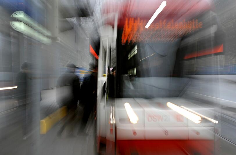 In Dortmund wird ein 20-Jähriger zwischen zwei Straßenbahn-Waggons eingeklemmt und drei Kilometer mitgeschleift.