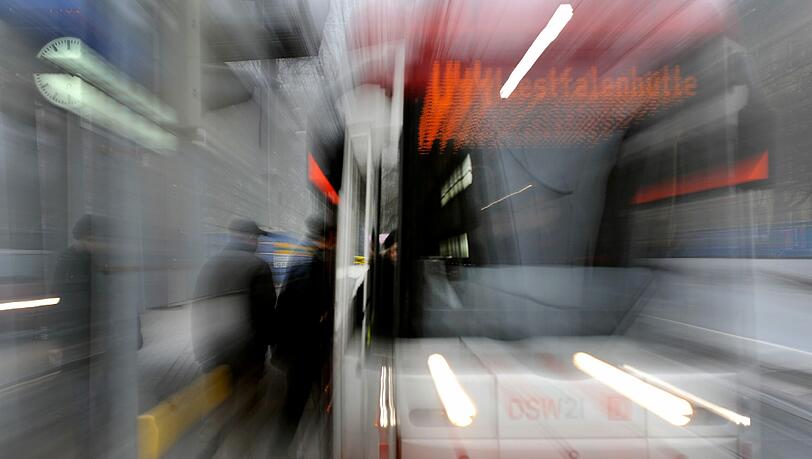 In Dortmund wird ein 20-Jähriger zwischen zwei Straßenbahn-Waggons eingeklemmt und drei Kilometer mitgeschleift. In Dortmund wird ein 20-Jähriger zwischen zwei Straßenbahn-Waggons eingeklemmt und drei Kilometer mitgeschleift.