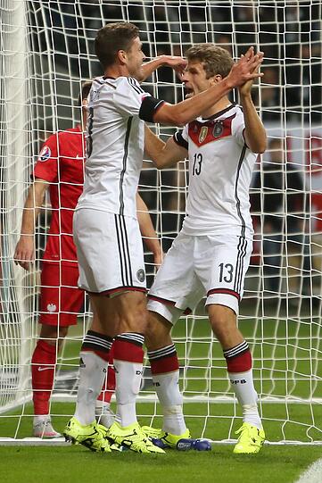 JONAS HECTOR 	NOTE 2
Assist-Punkt für den Kölner, der über links das 1:0 von Müller vorbereitete. Auch vor dem 2:0 legte er perfekt auf Götze ab. Der Linksverteidiger hat sich heimlich, still und leise das Vertrauen von Löw erspielt und einen Stammplatz gesichert.