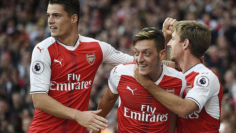 Der deutsche Nationalspieler Mesut Özil (Mitte) lässt sich von seinen Arsenal-Teamkollegen für sein Siegtor feiern.