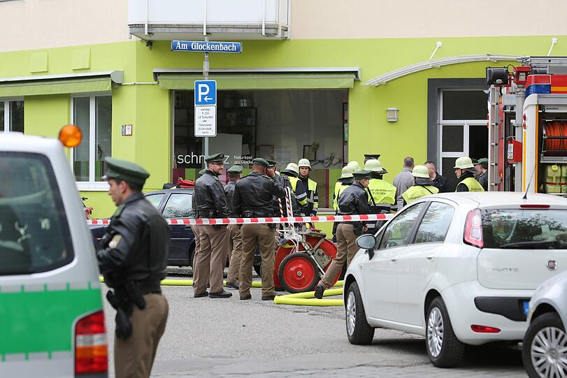SEK-Einsatz! Polizei findet nach Waffen-Kontrolle Toten in der Holzstraße. Die Bilder vom Einsatz...