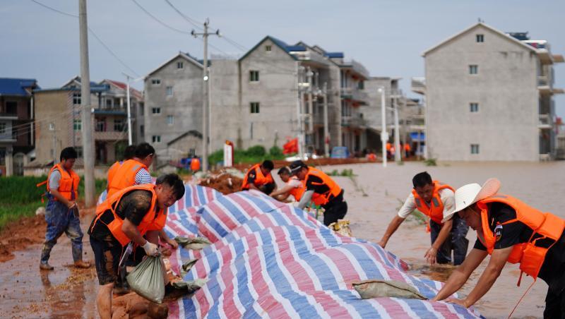Rettungshelfer errichten einen provisorischen Deich gegen Überschwemmungen in einem Gebiet im Kreis Poyang in der ostchinesischen Provinz Jiangxi. Rettungshelfer errichten einen provisorischen Deich gegen Überschwemmungen in einem Gebiet im Kreis Poyang in der ostchinesischen Provinz Jiangxi.
