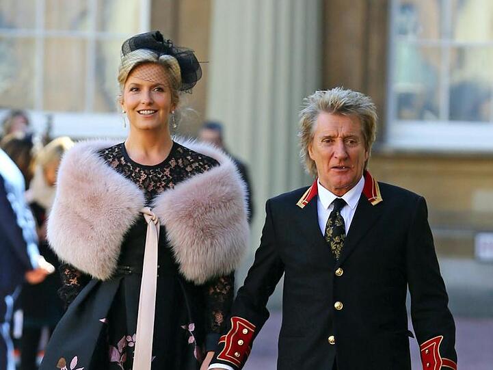 Rod Stewart mit seiner Frau Penny Lancaster auf dem Gelände des Buckinghampalastes, nachdem er von der Queen zum Ritter geschlagen wurde.