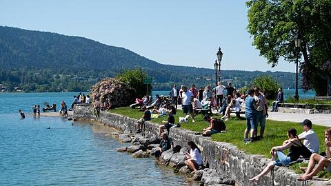 Zahlreiche Ausflügler genießen das schöne Wetter am Ufer des Tegernsees in Bayern. (Archivbild)