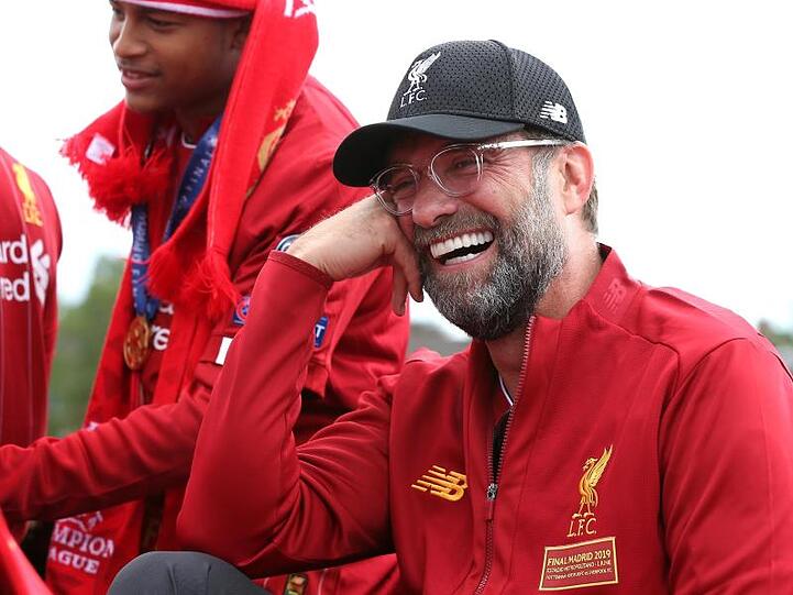 Sichtlich gelöst zeigt sich Jürgen Klopp während der Parade in Liverpool.