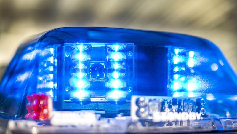 Das Blaulicht an einem Polizeiwagen leuchtet.