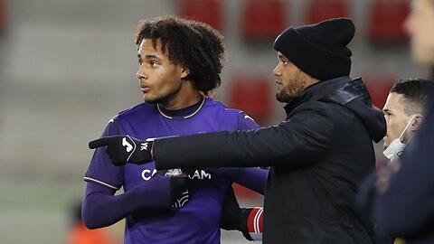 "Er sorgt dafür, dass ich jeden Tag heiß bin. Es ist großartig, einen Trainer zu haben, der seinen Glauben auf einen Spieler übertragen kann", sagt Joshua Zirkzee (links) über Vincent Kompany.