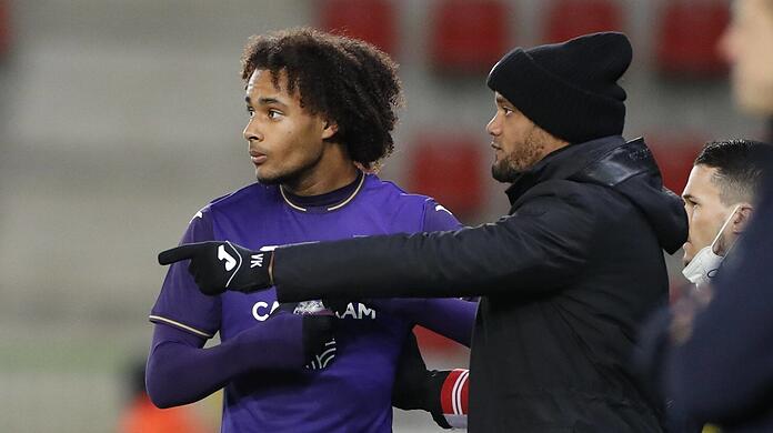 "Er sorgt dafür, dass ich jeden Tag heiß bin. Es ist großartig, einen Trainer zu haben, der seinen Glauben auf einen Spieler übertragen kann", sagt Joshua Zirkzee (links) über Vincent Kompany.