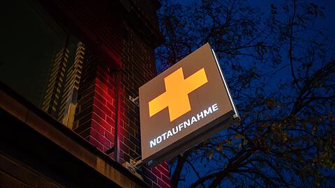 Ein Schild Notaufnahme hängt an einem Krankenhaus.