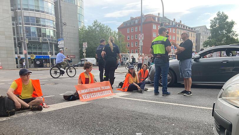 Trappentreustraße: Auch am Freitag klebten wieder Münchner Klima-Aktivisten der Gruppe "Letzte Generation" auf der Fahrbahn. Trappentreustraße: Auch am Freitag klebten wieder Münchner Klima-Aktivisten der Gruppe "Letzte Generation" auf der Fahrbahn.