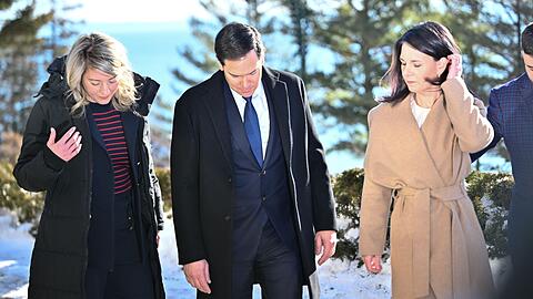 Deutschlands Außenministerin Baerbock (r.) fand überraschend positive Worte für ihren US-Kollegen Rubio (M.).