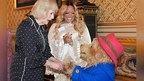 K&ouml;nigin Camilla und Paddington auf Schloss Windsor.
