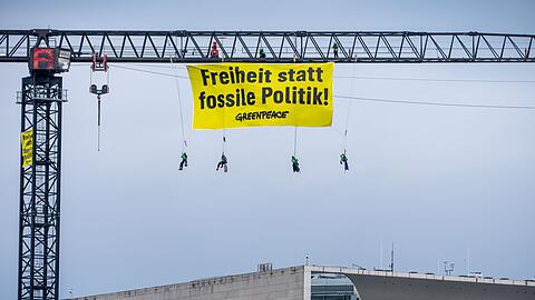 Die Umweltschutzorganisation Greenpeace machte mit einer Aktion vor dem Kanzleramt Druck.