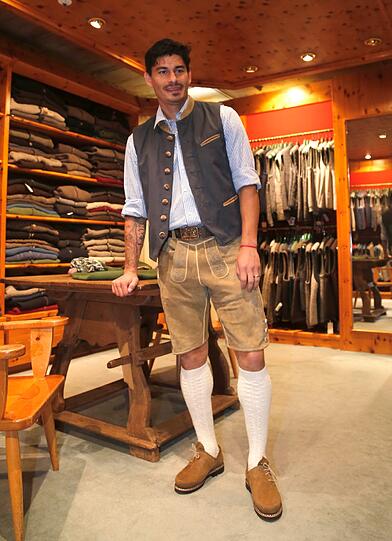 Die Neu-Löwen werden fit für die Wiesn gemacht und bekommen Lederhosen bei Lodenfrey verpasst. Die AZ war bei den Anprobe dabei. Die Bilder