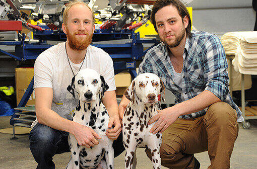 Tim (l.) und Falk Höfler mit Dalmatinern Anton und Novaly wollen dem Tierheim helfen.